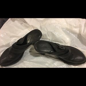 Women’s black clogs